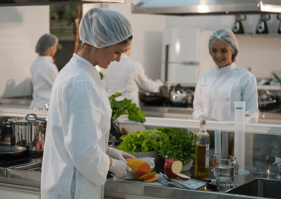 Nutricionista conferindo alimentos em uma cozinha profissional
