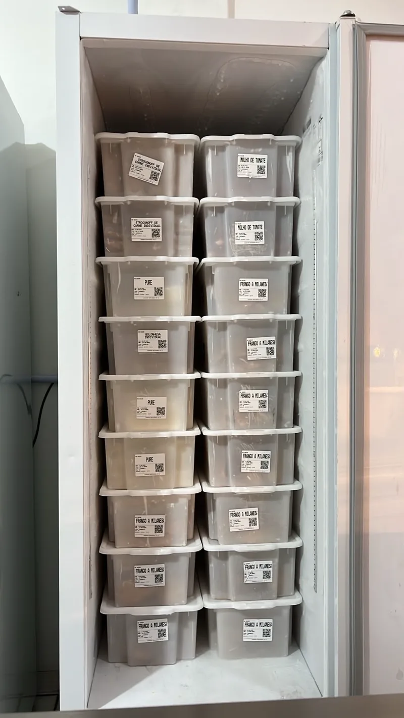 Freezer organizado, com etiquetas Kolex impressas e com QR code